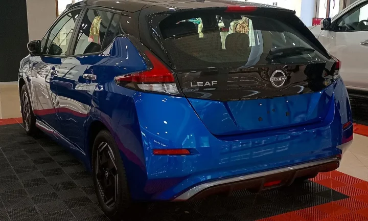 Voiture électrique réelle photographiée en extérieur pour « Impact des subventions VE sur le marché de l’occasion en Belgique »