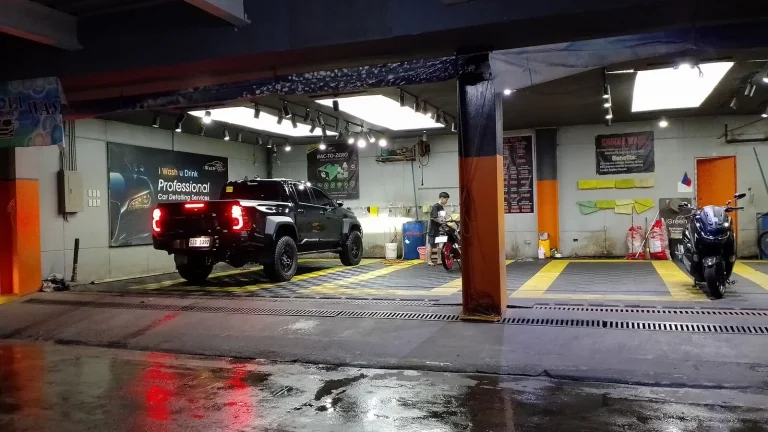 Voitures réelles photographiées dans un contexte de vente automobile pour « L’impact des taux d’intérêt BCE sur le financement auto en Belgique »