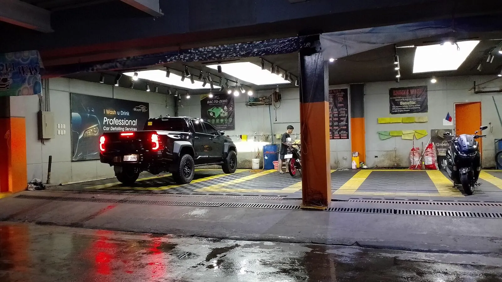 Voitures réelles photographiées dans un contexte de vente automobile pour « L’impact des taux d’intérêt BCE sur le financement auto en Belgique »