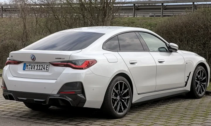 Voiture électrique réelle photographiée en extérieur pour « Impact de la Taxe sur les Véhicules de Société Électriques en Belgique »
