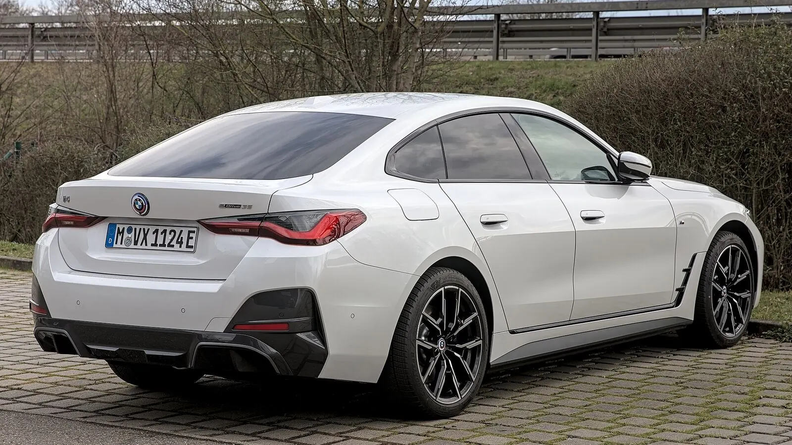 Voiture électrique réelle photographiée en extérieur pour « Impact de la Taxe sur les Véhicules de Société Électriques en Belgique »