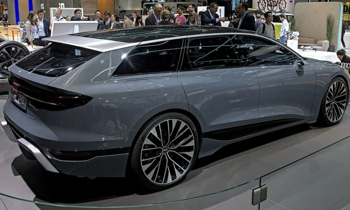 Voiture électrique réelle photographiée en extérieur pour « Impact environnemental du transport des batteries vers le recyclage en Belgique »