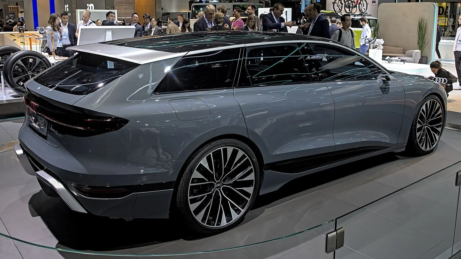 Voiture électrique réelle photographiée en extérieur pour « Impact environnemental du transport des batteries vers le recyclage en Belgique »