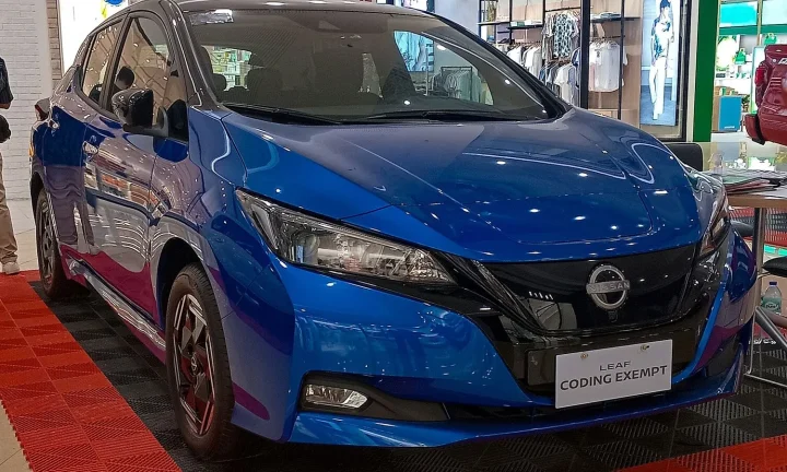 Voiture électrique réelle photographiée en extérieur pour « L’impact des VE sur le réseau électrique belge: Enjeux et solutions »