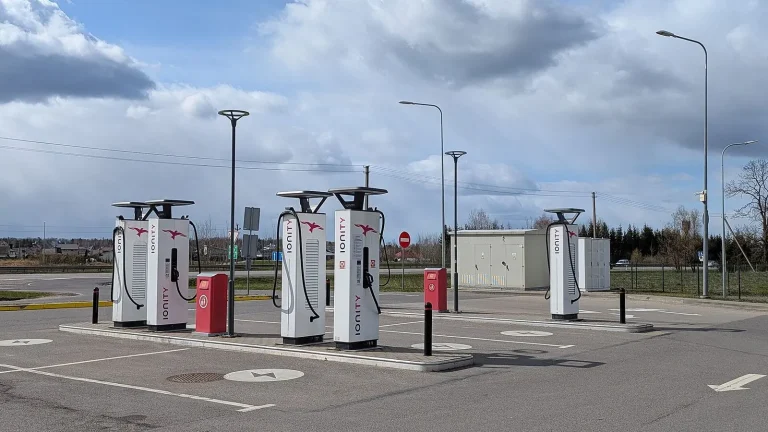 Voiture électrique réelle photographiée en extérieur pour « L’impact des voitures électriques sur le réseau électrique belge »