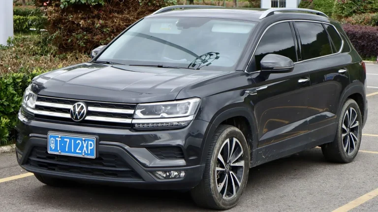 Voiture réelle photographiée en extérieur pour « L’importance du Car-Pass belge pour une voiture d’occasion »