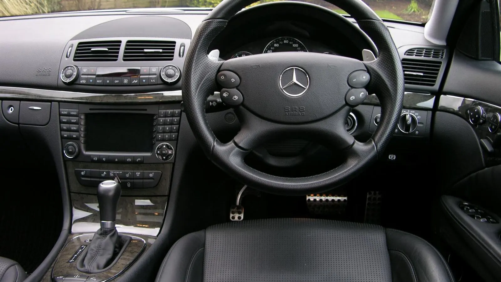 Voiture réelle photographiée en extérieur pour « L’importance du rapport d’expertise avant l’achat pour éviter les litiges sur une occasion »