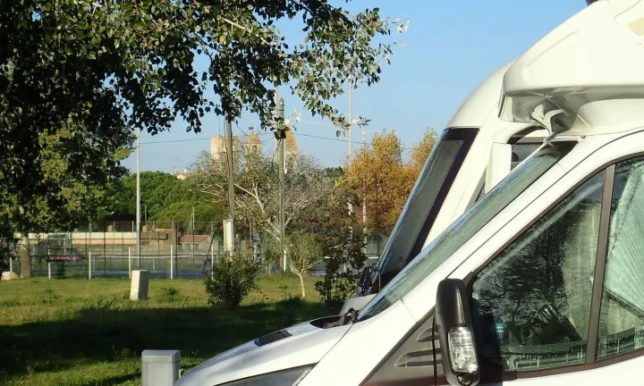 Camping-car réel photographié sur la route ou en stationnement pour « Importation d’un camping-car en Belgique : Guide des démarches »