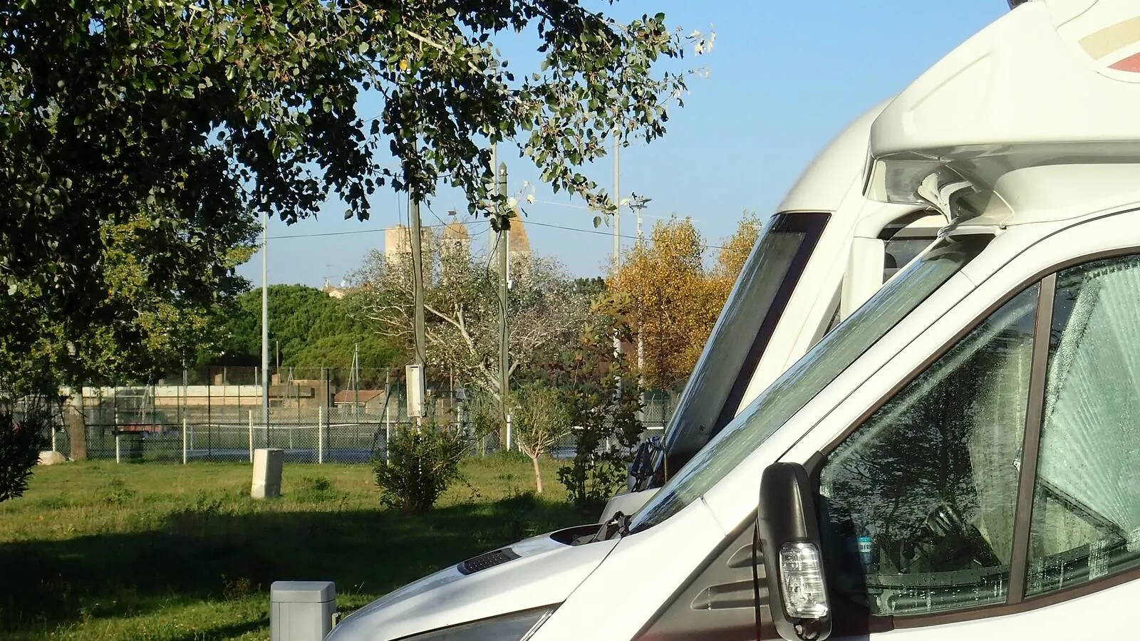 Camping-car réel photographié sur la route ou en stationnement pour « Importation d’un camping-car en Belgique : Guide des démarches »