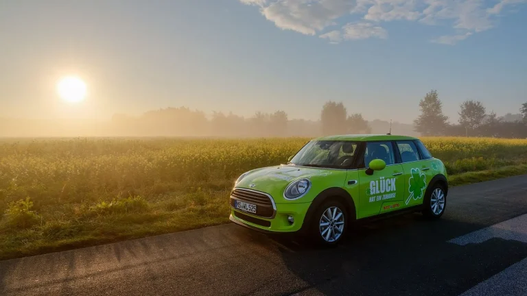 Voiture réelle photographiée en extérieur pour « Importer une voiture des États-Unis en Belgique : Guide des douanes »