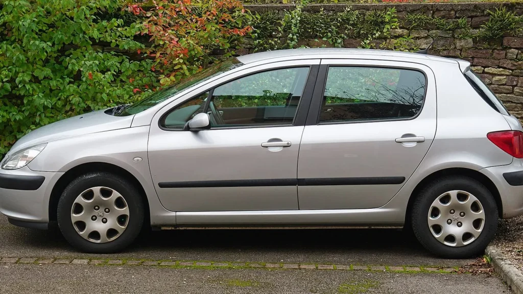 Voiture réelle photographiée en extérieur pour « Importer une voiture d’un pays de l’Union européenne en Belgique »