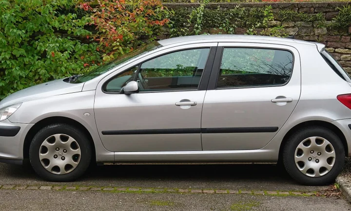 Voiture réelle photographiée en extérieur pour « Importer une voiture d’un pays de l’Union européenne en Belgique »
