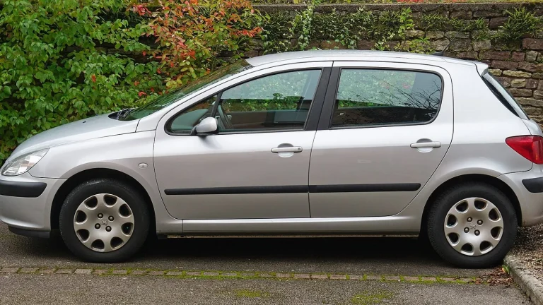 Voiture réelle photographiée en extérieur pour « Importer une voiture d’un pays de l’Union européenne en Belgique »