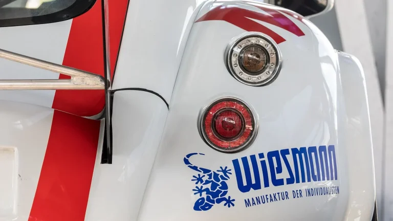 Voiture réelle photographiée dans un environnement routier pour « L’importation de voitures endommagées ou accidentées en Belgique : Est-ce possible ? »