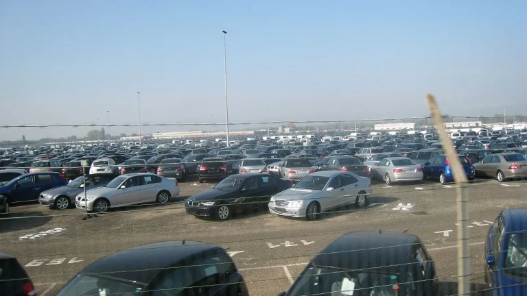 Voiture réelle photographiée en extérieur pour « L’Industrie Automobile en Belgique : Constructeurs, Emplois et Innovation »