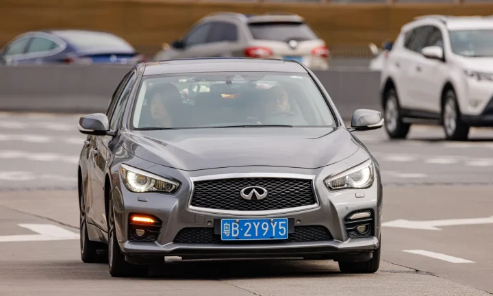 Photo réelle d’une Infiniti Q50 illustrant le guide d’achat belge