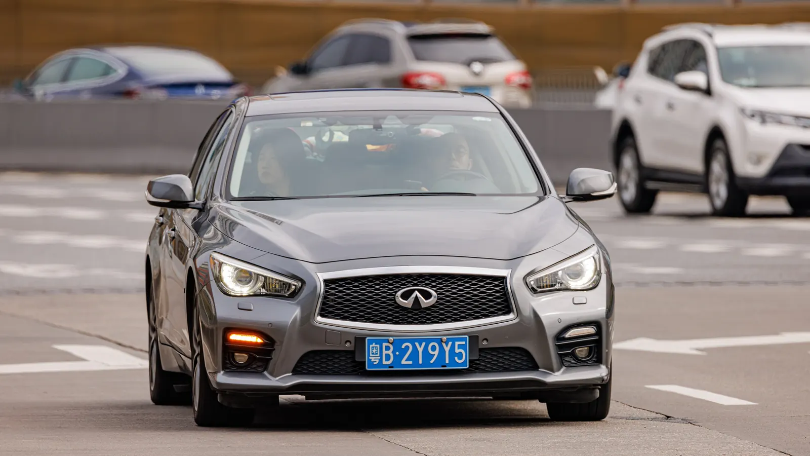 Photo réelle d’une Infiniti Q50 illustrant le guide d’achat belge