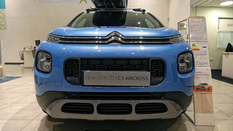 Voiture réelle photographiée en extérieur pour « Influence de l’Âge de la Voiture sur son Financement et Assurance en Belgique »