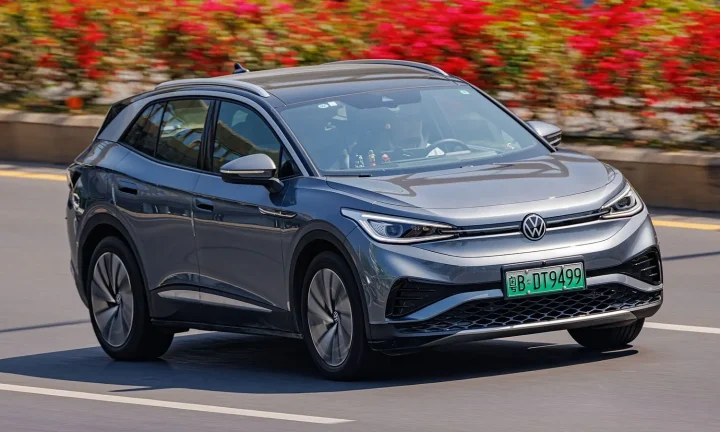 Voiture électrique réelle photographiée en extérieur pour « L’Influence du Relief Belge sur la Consommation d’Énergie des VE »