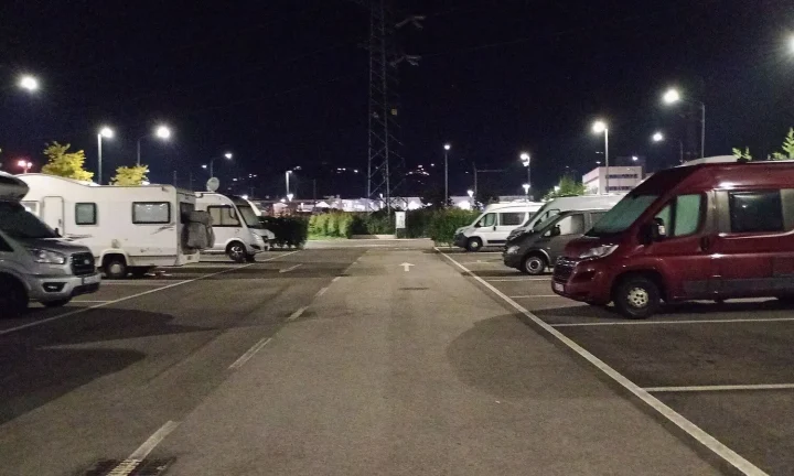 Camping-car réel photographié sur la route ou en stationnement pour « Infractions et Amendes en Camping-car en Belgique : Ce que Vous Risquez »