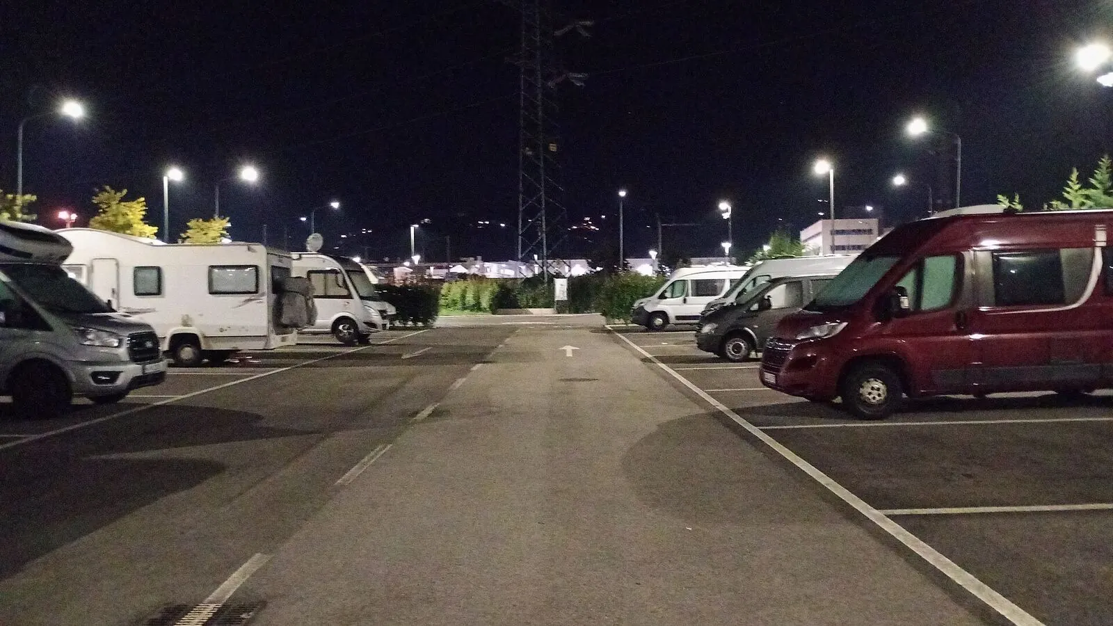 Camping-car réel photographié sur la route ou en stationnement pour « Infractions et Amendes en Camping-car en Belgique : Ce que Vous Risquez »