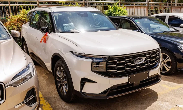 Voiture réelle photographiée en extérieur pour « L’Infrastructure de Recharge en Milieu Rural Belge : Défis et Solutions »
