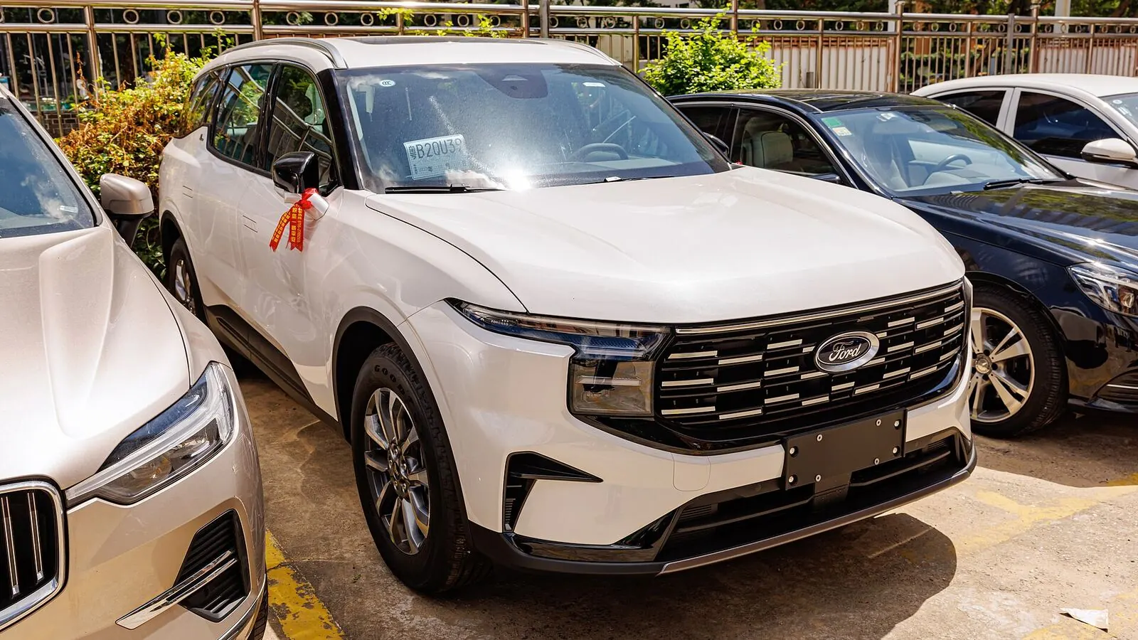 Voiture réelle photographiée en extérieur pour « L’Infrastructure de Recharge en Milieu Rural Belge : Défis et Solutions »