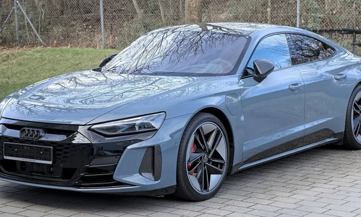 Voiture électrique réelle photographiée en extérieur pour « Innovation en matière de recyclage des batteries de VE en Belgique »