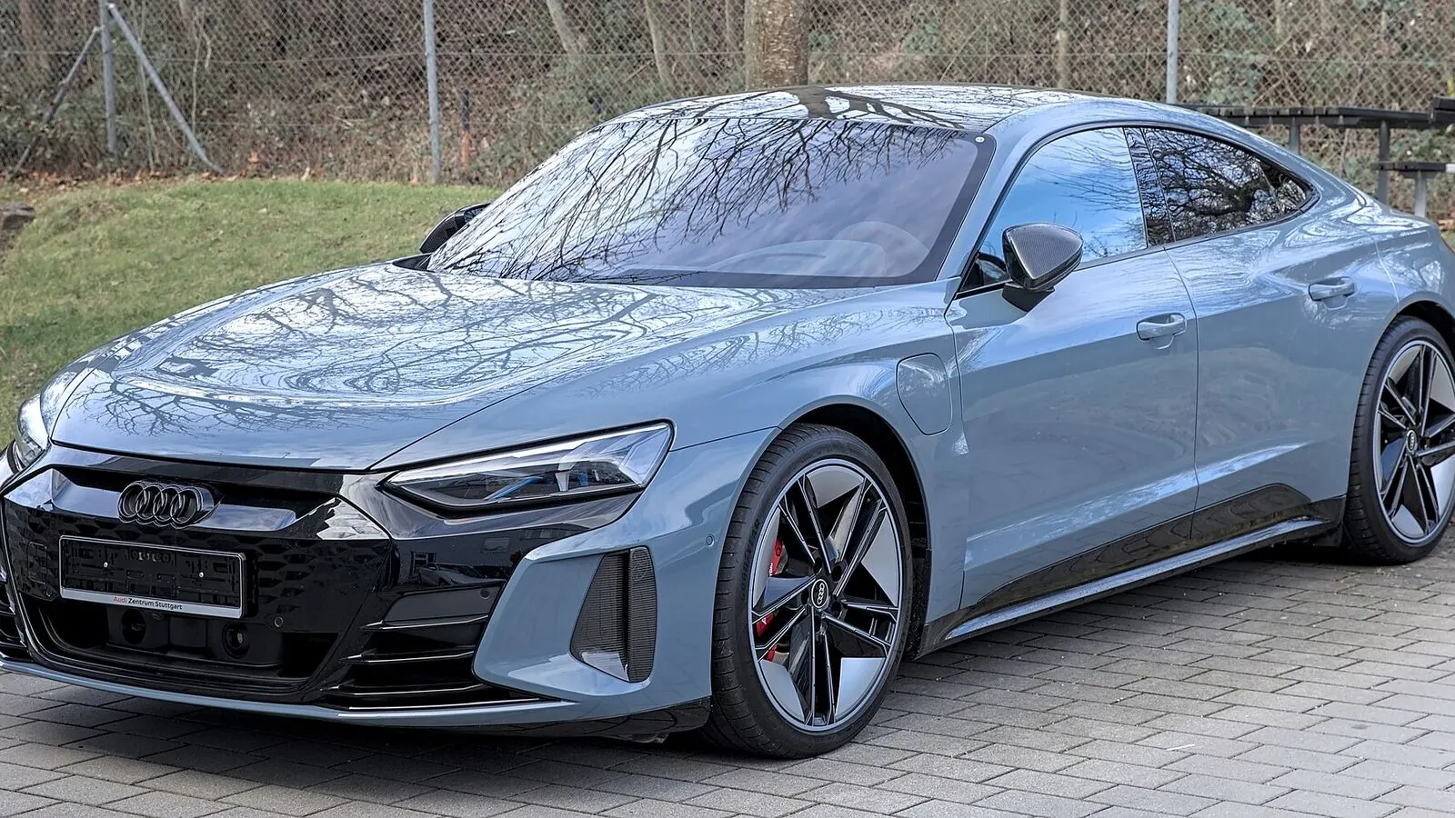 Voiture électrique réelle photographiée en extérieur pour « Innovation en matière de recyclage des batteries de VE en Belgique »