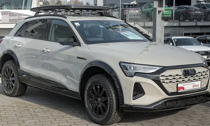 Voiture électrique réelle photographiée en extérieur pour « Innovations technologiques pour des VE belges plus écologiques »