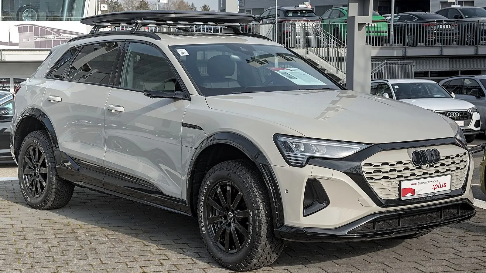Voiture électrique réelle photographiée en extérieur pour « Innovations technologiques pour des VE belges plus écologiques »