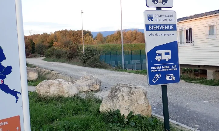 Camping-car réel photographié sur la route ou en stationnement pour « Inspection avant achat : Checklist détaillé pour votre futur camping-car »
