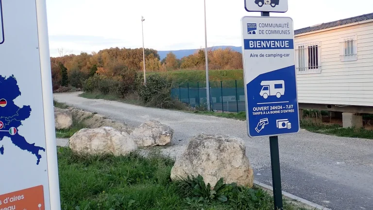 Camping-car réel photographié sur la route ou en stationnement pour « Inspection avant achat : Checklist détaillé pour votre futur camping-car »