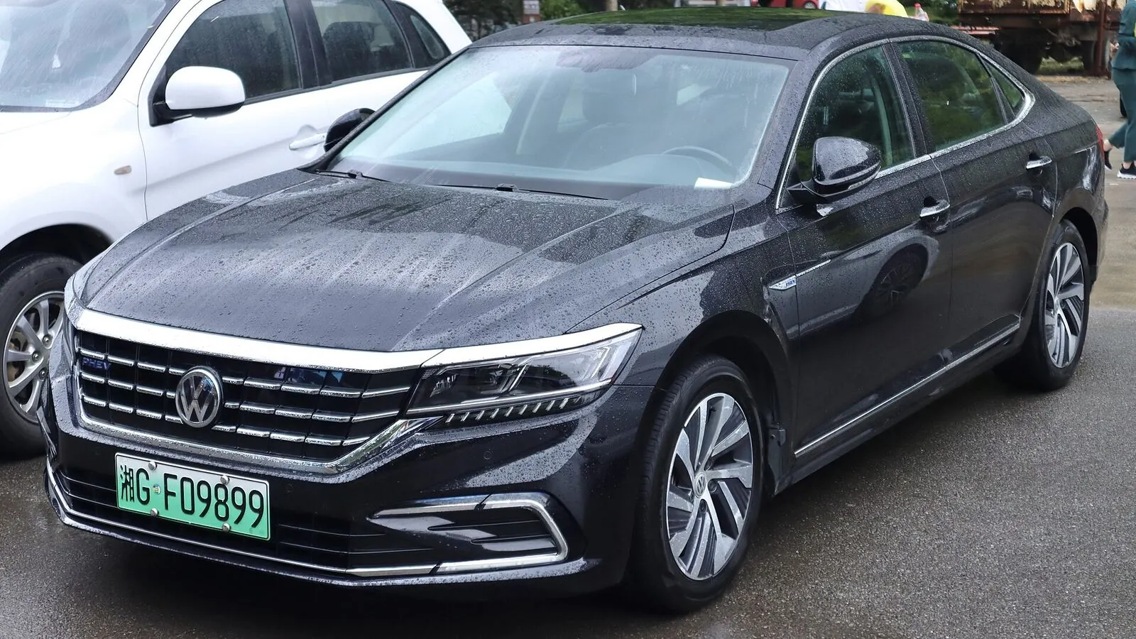 Voiture réelle photographiée en extérieur pour « Inspection du châssis et de la suspension pour déceler les problèmes cachés »