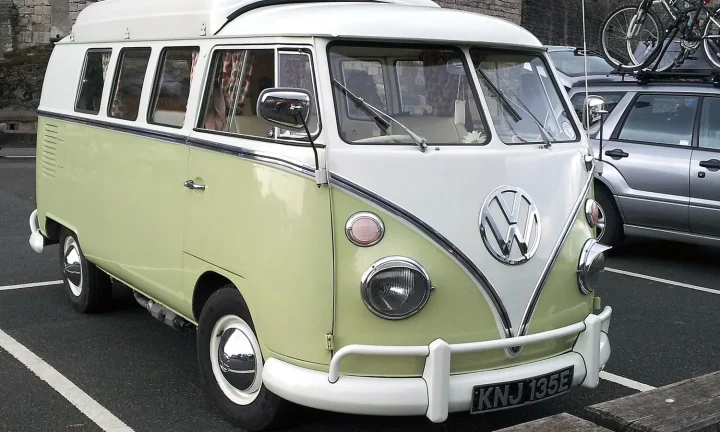 Camping-car réel photographié sur la route ou en stationnement pour « Installer des Accessoires dans votre Camping-car : Conseils et Précautions »