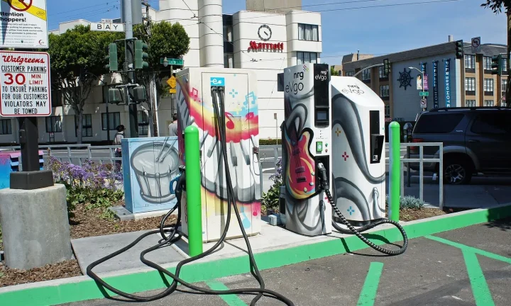 Voiture électrique réelle photographiée près d’une borne de recharge pour « Installation d’une borne de recharge à domicile en Belgique : coût et aides »
