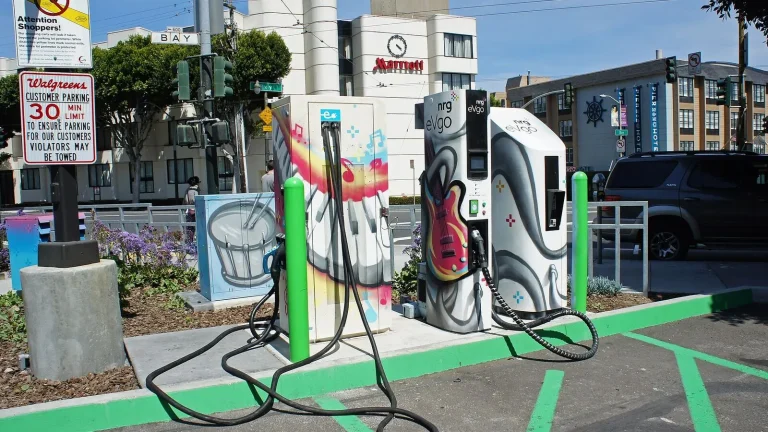 Voiture électrique réelle photographiée près d’une borne de recharge pour « Installation d’une borne de recharge à domicile en Belgique : coût et aides »