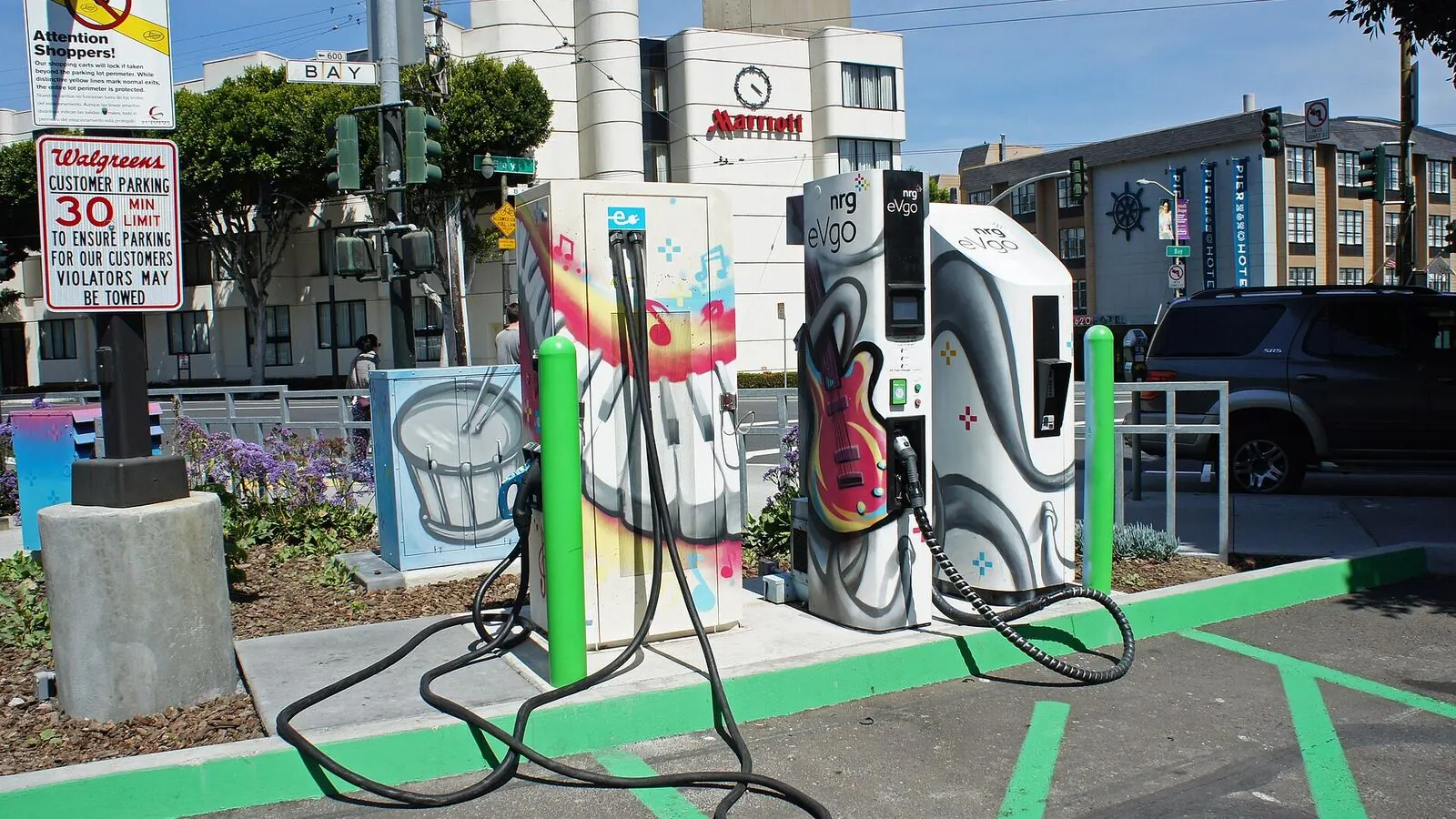 Voiture électrique réelle photographiée près d’une borne de recharge pour « Installation d’une borne de recharge à domicile en Belgique : coût et aides »