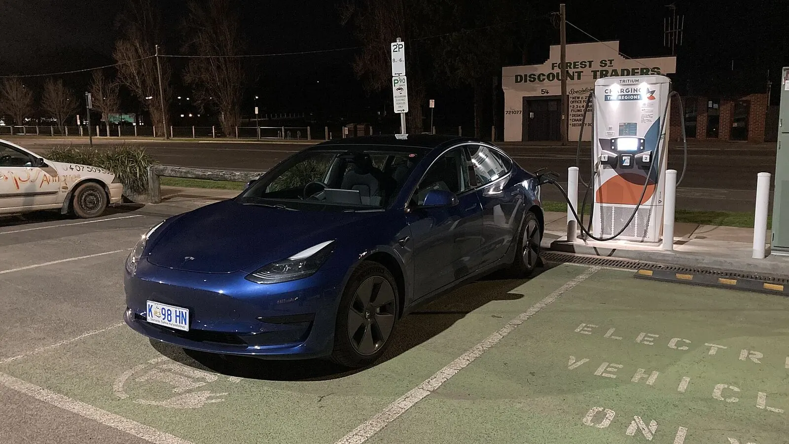 Voiture électrique réelle photographiée près d’une borne de recharge pour « Installer une borne de recharge en copropriété en Belgique: Droits et obligations »