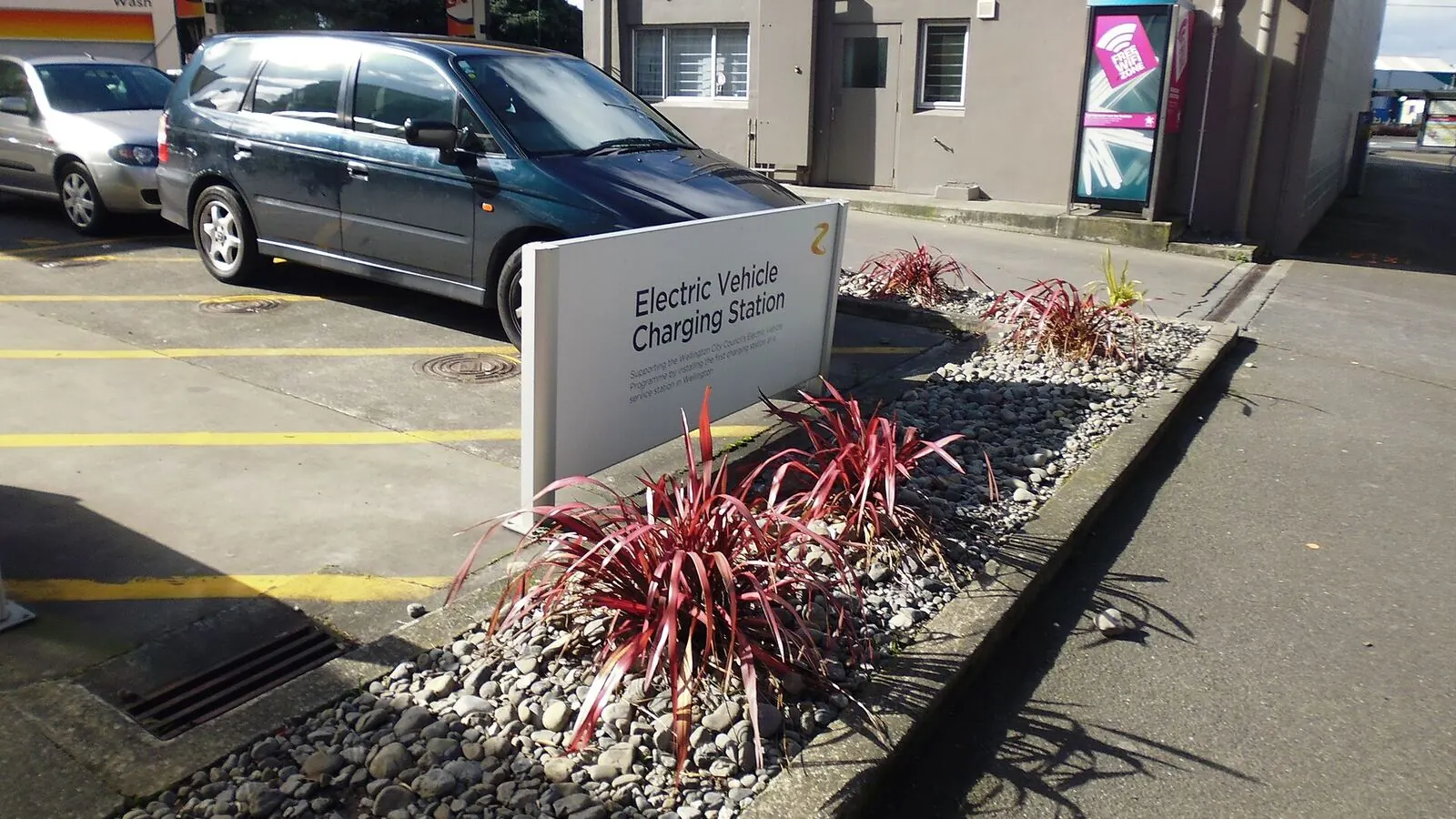 Voiture électrique réelle photographiée près d’une borne de recharge pour « Installer une borne de recharge à domicile en Belgique : Guide pratique »