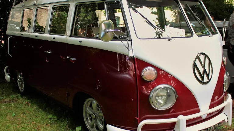 Camping-car réel photographié sur la route ou en stationnement pour « Itinéraire gourmand en camping-car : La Belgique des saveurs locales »