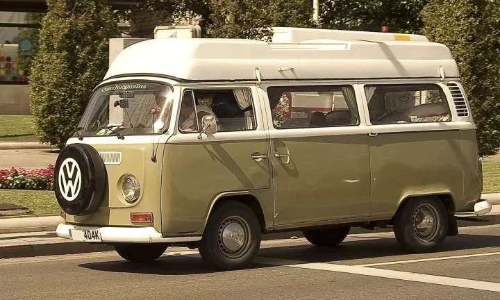 Camping-car réel photographié sur la route ou en stationnement pour « Les plus beaux itinéraires en camping-car dans les Ardennes belges »
