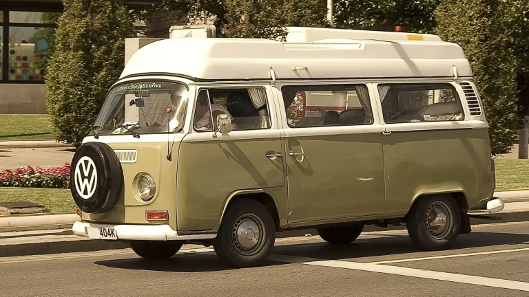 Camping-car réel photographié sur la route ou en stationnement pour « Les plus beaux itinéraires en camping-car dans les Ardennes belges »