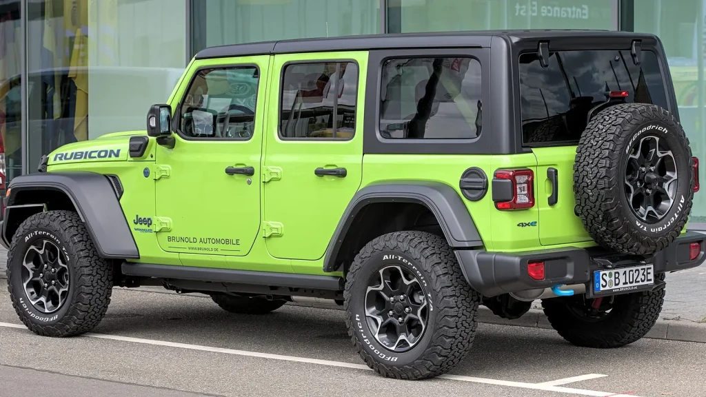 Jeep Wrangler photographiée en extérieur