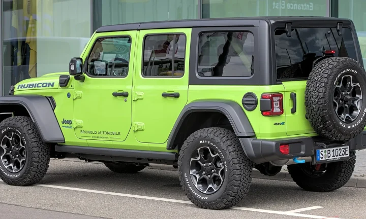 Jeep Wrangler photographiée en extérieur