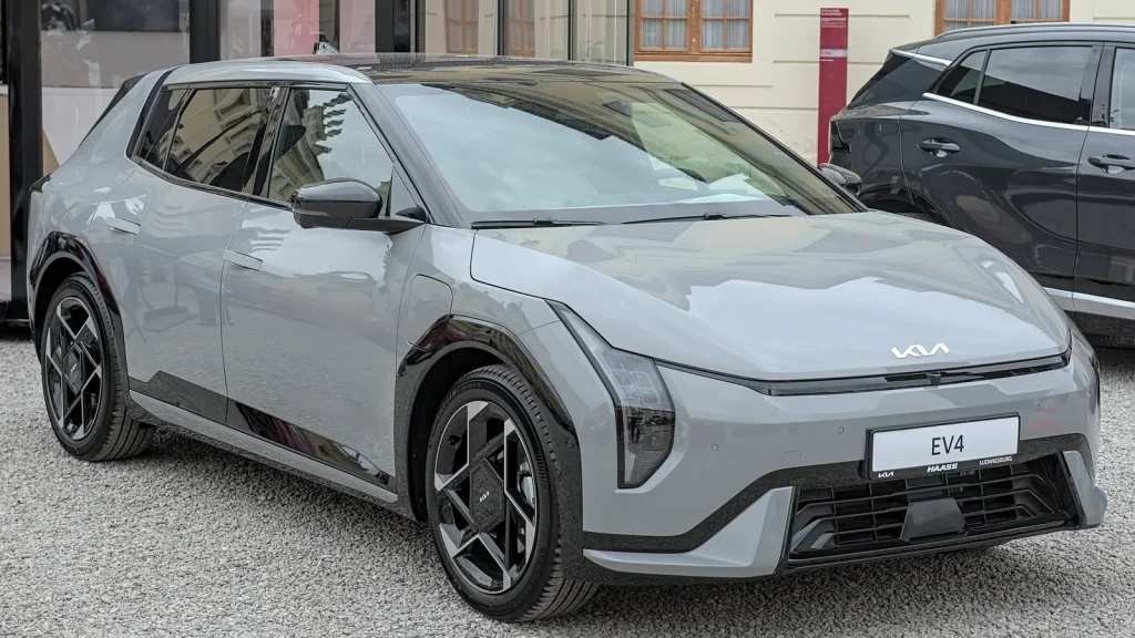 Kia EV4 électrique photographiée en extérieur