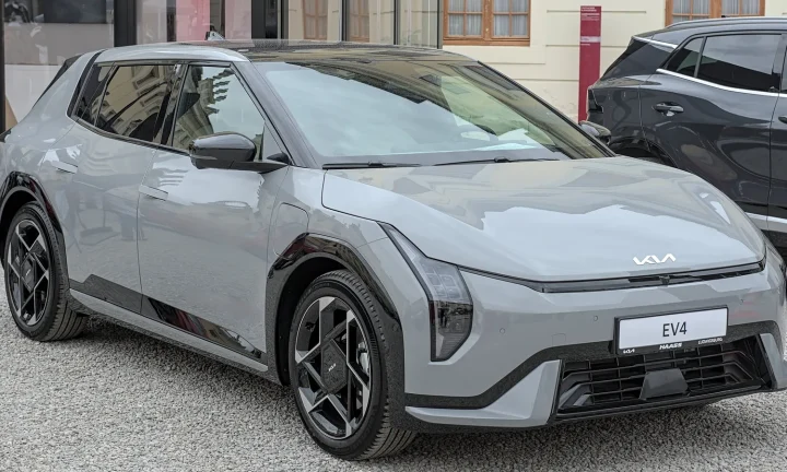 Kia EV4 électrique photographiée en extérieur