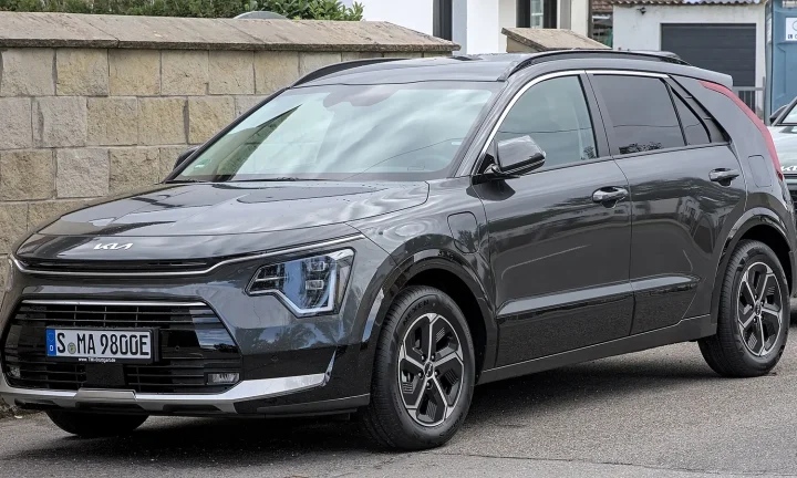 Kia Niro de deuxième génération photographié de trois quarts avant