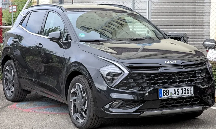 Kia Sportage de cinquième génération photographié de trois quarts avant