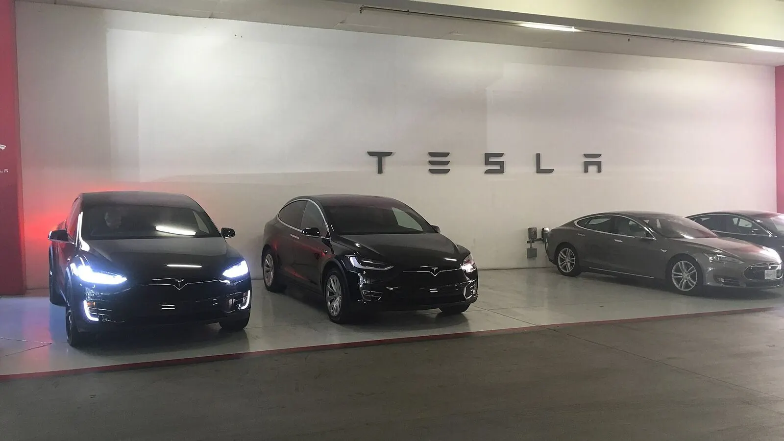 Voiture électrique réelle photographiée en extérieur pour « Kilométrage élevé ou faible: Quel est le meilleur choix pour votre achat en Belgique? »